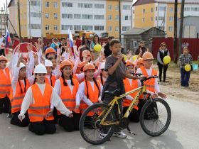 Вилюйск преображается: в День города на набережной «Поющие пески» зазвучала новая музыка