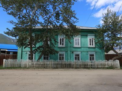 Дом, где жил политссыльный-большевик Карл Грабовский. Здесь в ночь на 13 января 1920 г. состоялось подпольное собрание большевиков, после которого были арестованы представители белогвардейской власти и разоружен Семеновский гарнизон Баргузина