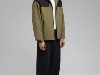 Ветровка с капюшоном