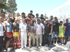 Открытый чемпионат по мас-рестлингу Азербайджана 26 июля пришли поддержать олимпийские чемпионы.