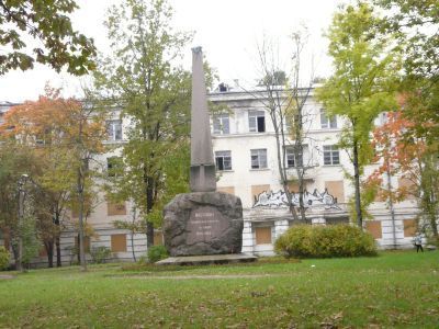 Памятник "Каспийцам-товарищам, павшим в войну 1904-1905 гг."