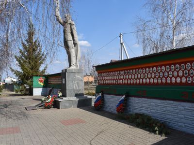 Братская могила советских воинов, погибших в боях с фашистскими захватчиками в 1943 году. Захоронено 10 человек, установлены имена 8 человек. Скульптура советского воина