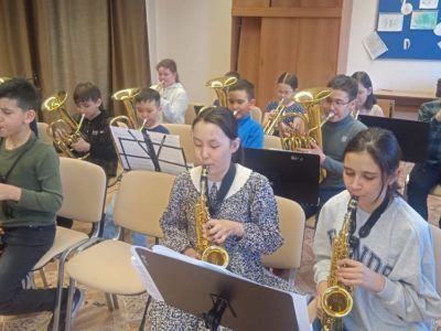 В детской школе искусств алмазной столицы зазвучал духовой оркестр