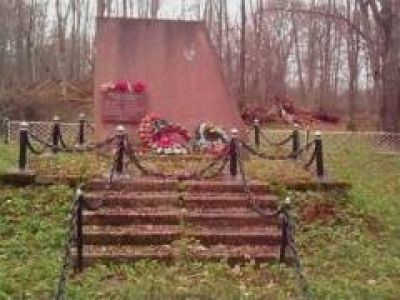 Братская могила партизан, погибших в 1944 г.