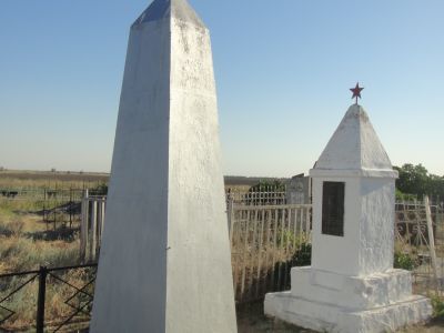 Братская могила 57 воинов Советской Армии, погибших в 1942 - 1943 гг. в боях с немецко-фашистскими захватчиками