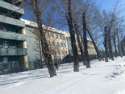 Здание, где в годы Великой Отечественной Войны размещался госпиталь № 1838 п/я 1042, 562. "Тополинная аллея" - тополя, посаженные воспитанниками школы № 21 перед уходом на фронт 1941 г.