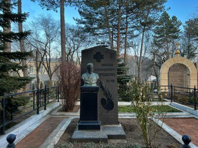 Памятник Н.А.Ярошенко