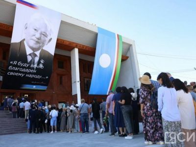 Якутяне нескончаемым потоком идут проститься с Михаилом Николаевым