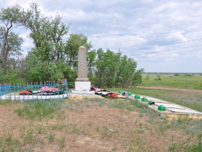 Памятник на месте героической обороны высоты 33 воинами 1279-го стрелкового полка 87-й стрелковой дивизии 62-й армии
