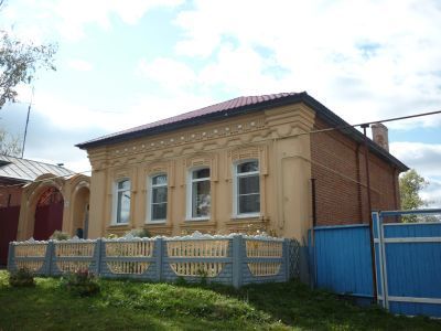 Жилой дом с кирпичными воротами