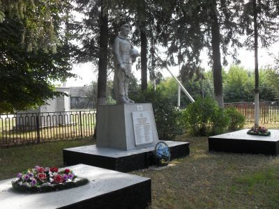 Братская могила 10 советских воинов и партизан, погибших в 1941-1943 гг. в боях с немецко-фашистскими захватчиками