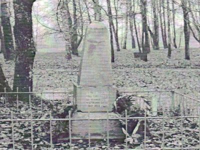 Братская могила советских воинов