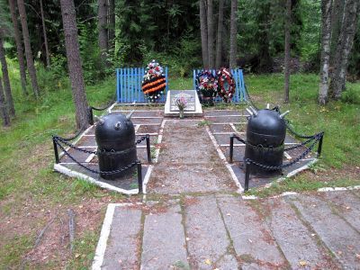 Братское захоронение советских военных моряков, погибших в июле 1941 г.