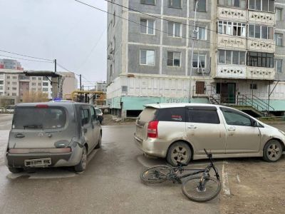 Автомобиль наехал на велосипедиста в Якутске