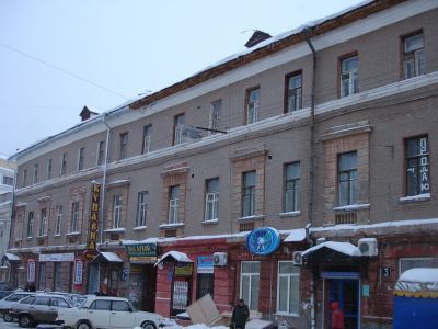 Здание, в котором с 1884 по 1916 гг. находился Всесословный клуб, связанный с писателями Короленко Владимиром Галактионовичем и Горьким Алексеем Максимовичем. Здесь в 1901-1904 гг. находился пункт нелегальной подпольной связи нижегородских марксистов с В.