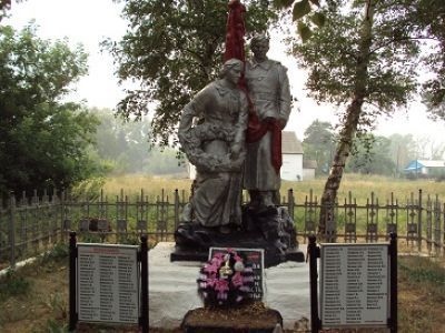 Братская могила с захоронением воинов, павших в период Великой Отечественной войны 1941-1945 гг.