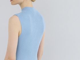 Вязаное платье в рубчик с воротником-стойкой, Голубой