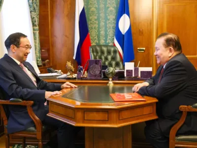 Глава Якутии провел встречу с Федотом Тумусовым