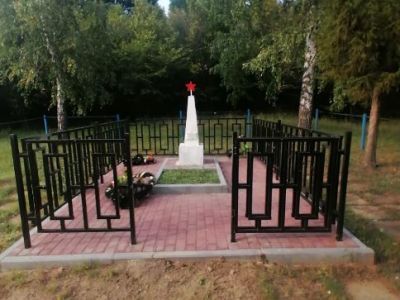 Братская могила советских воинов