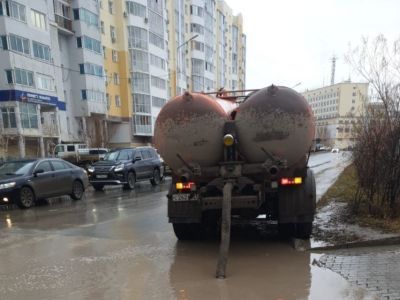 Коммунальщики откачивают лужи с заниженных мест в Якутске