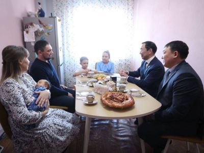 Глава Якутии в Ленске встретился с семьей участника СВО
