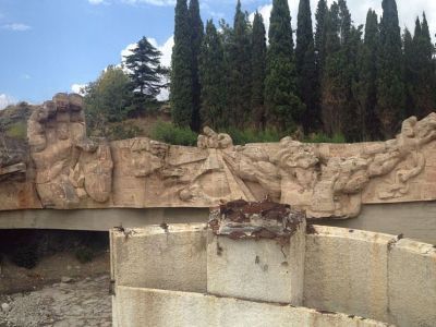 Монумент «Дружба детей Мира» (скульптор Э.И. Неизвестный, архитектор А.Т.Полянский, художники Д.Я.Бодниекс, X.М.Рысин)