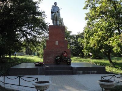 Братская могила советских воинов, погибших в боях с фашистскими захватчиками