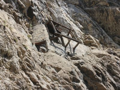 Башня, встроенная в скальную нищу