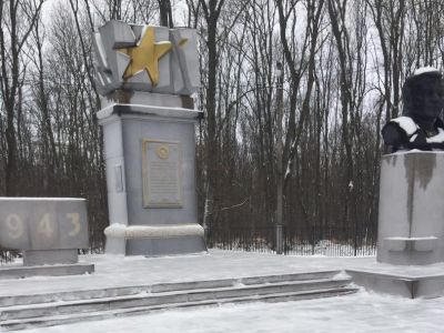 Памятное место, где находилась землянка, в которой размещался штаб генерала армии Ватутина Николая Федоровича, руководившего боями по разгрому немецко-фашистских войск на Прохоровском плацдарме в июле 1943 г.