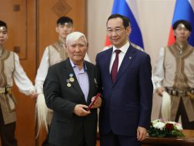 Знак «Почетный отец» вручили трем жителям Якутии