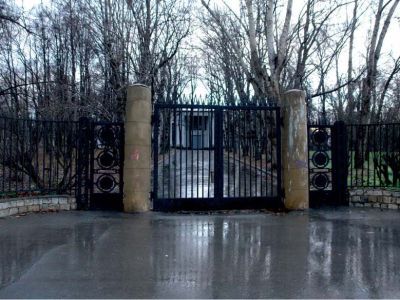 Ворота и аллея к лаборатории кислорода, 1943-1944 гг., архитектор Б.М.Иофан, Е.Н.Стамо при участии Г.А.Асеева