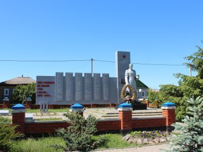 Братская могила советских воинов, погибших в боях с фашистскими захватчиками в 1943 году. Захоронено 69 человек, установлены имена 13 человек. Скульптура советского воина