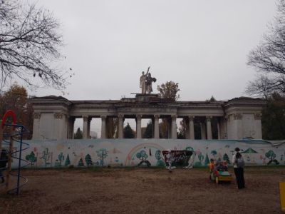 Колоннада главного входа