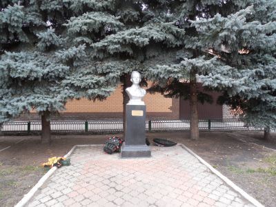 Бюст юного партизана Валентина Крохина, казненного немецко-фашистскими захватчиками в 1942 году