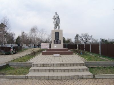 Братская могила 140 советских воинов, погибших в боях с фашистскими захватчиками