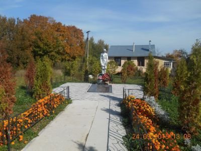 Братская могила с захоронением воинов, погибших в период Великой Отечественной войны 1941-1945 гг.