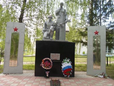 Братская могила 12 советских воинов, погибших в 1941 и 1943 гг. в боях с немецко-фашистскими захватчиками