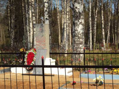 Братская могила 10 воинов Советской Армии, умерших от ран осенью 1941 года, полученных в боях с немецко-фашистскими захватчиками