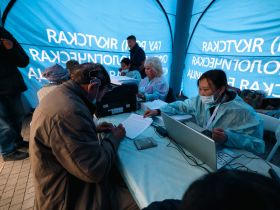 Фоторепортаж: сотни якутян встали в очередь на площади Республики для проверки зрения