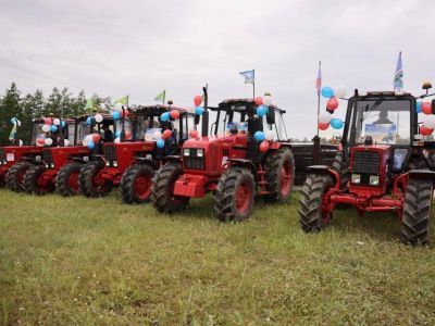 Глава Якутии вручил ключи от новых тракторов сельхозпроизводителям Таттинского района