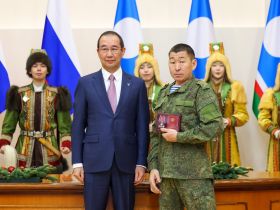 Айсен Николаев вручил государственные награды отличившимся якутянам