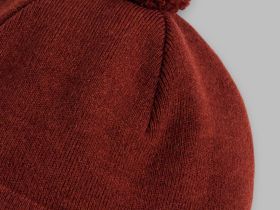 Вязаная шапка с помпоном