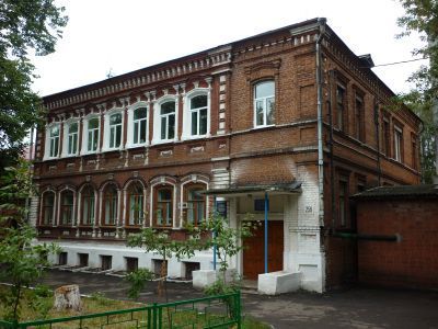 Дом Сыровых с кирпичными воротами