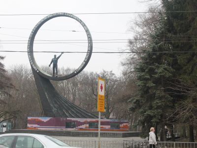 Памятный знак землякам- космонавтам (ск. Б.В. Едунов)