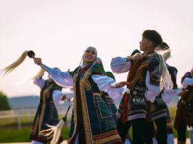 Победу на конных скачках на призы главы Якутии одержал скакун Атомик Бой