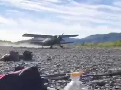 В Якутии самолет сел на каменистый берег реки