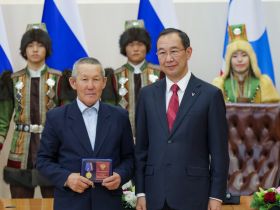 Глава Якутии вручил государственные награды