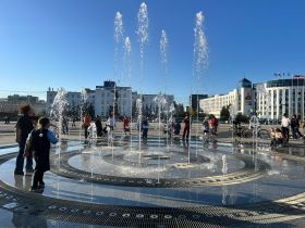 Фотофакт: убрали ограждения вокруг фонтана на площади Республики в Якутске