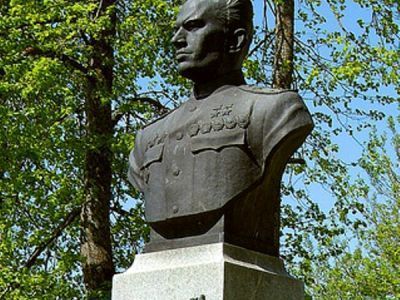 Бюст дважды Героя Советского Союза А.В. Алелюхина