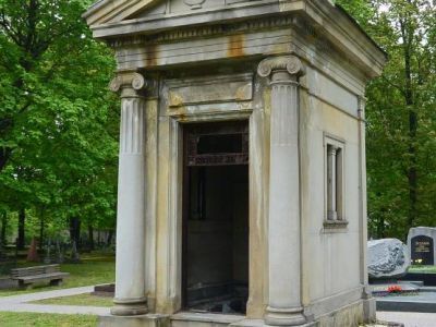 Надгробие Кондоянаки И.Д., Н.Ф., Г.И.